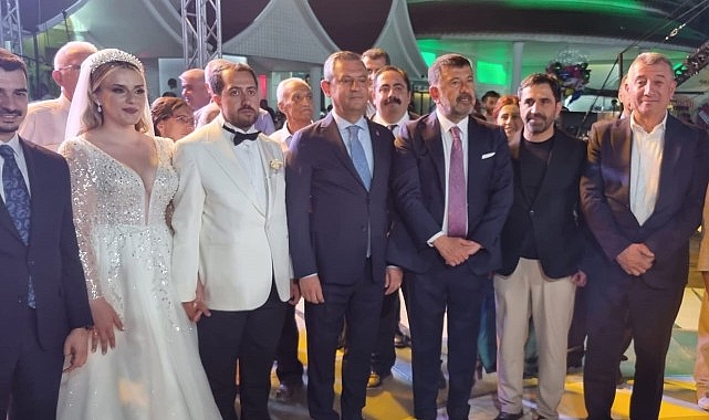 Güzelbahçe Belediye Başkanı Mustafa Günay, CHP Genel Başkanı Özgür Özel’inde katıldığı Melisa Yavaşoğlu ve Gaffar Çiçek’in düğün töreninde nikah şahitliği yaptı