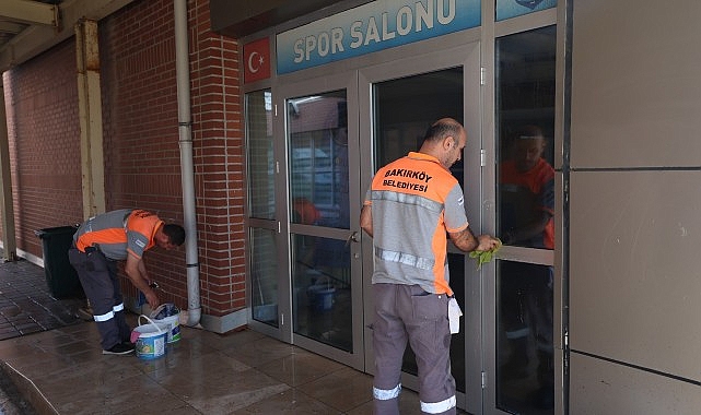 Bakırköy Belediyesi’nden okullara temizlik görevlisi desteği