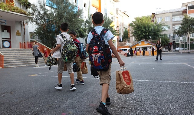 İstanbul Büyükşehir Belediyesi İBB’nin, ‘Okul Beslenme Desteği Projesi’ kapsamında öğrencilere sağladığı beslenme desteği bugün başladı
