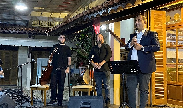 Narlıdere’de müzik konuştu: Soner Bektaş konserine yoğun ilgi.
