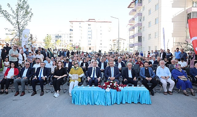 Sivas Belediyesi tarafından Şeyh Şamil Mahallesi’nde yapımı tamamlanan Nevzat Öztürk Parkı hizmete açıldı.