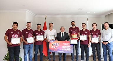 TEKNOFEST kapsamındaki yarışmalarda derece elde eden DEÜ’lü öğrenci ve akademisyenler, tebrik belgelerini DEÜ Rektörü Prof. Dr. Bayram Yılmaz’ın elinden aldı.