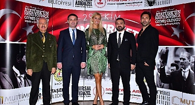 Tuğba Özay ‘Atamızın Kıyafetleri’ Sergisini Açtı