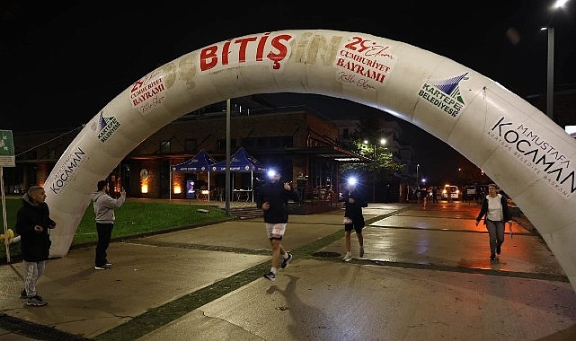 Kartepe’de Cumhuriyet Coşkusu Gece Koşusuyla Zirveye Taşındı