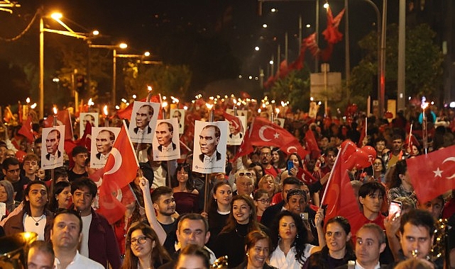 On binlerce Antalyalı Cumhuriyet için yürüdü